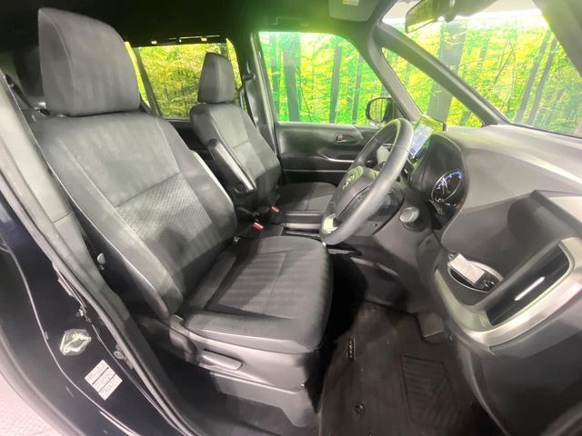 TOYOTA VOXY HYBRID 2022