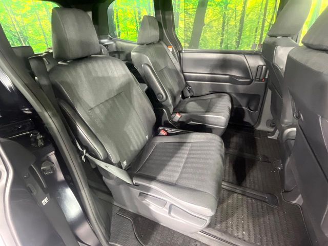 TOYOTA VOXY HYBRID 2022