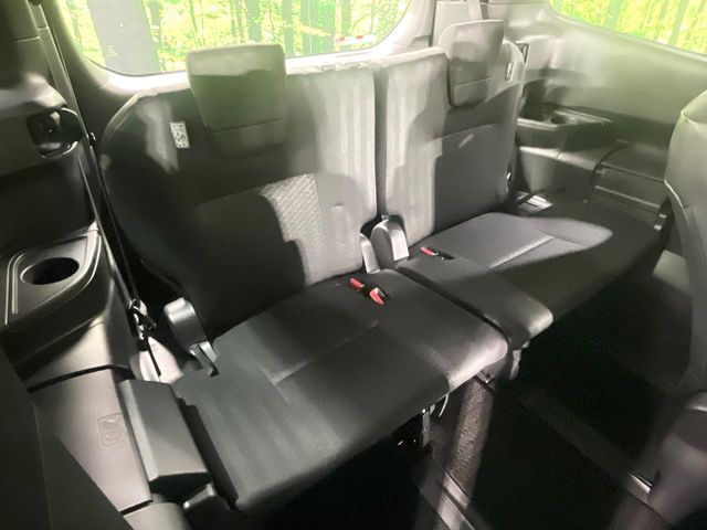 TOYOTA VOXY HYBRID 2022