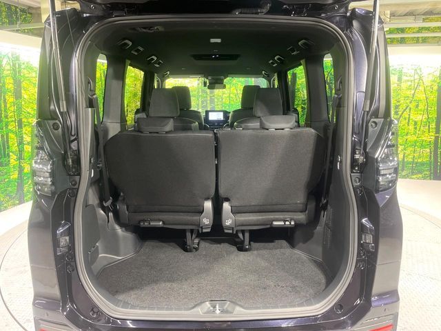 TOYOTA VOXY HYBRID 2022