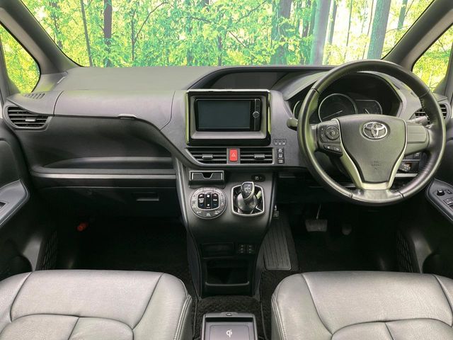 TOYOTA VOXY HYBRID 2014