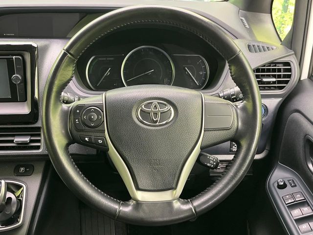 TOYOTA VOXY HYBRID 2014