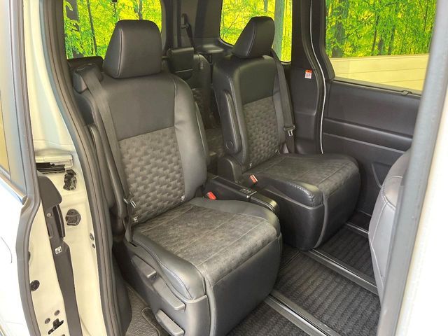 TOYOTA NOAH HYBRID 2022