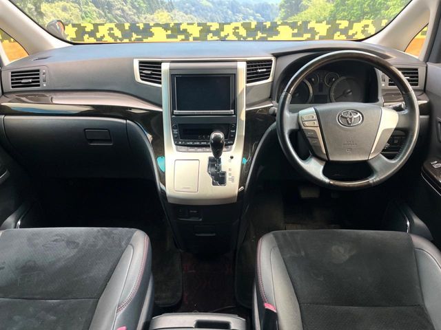 TOYOTA VELLFIRE 2013