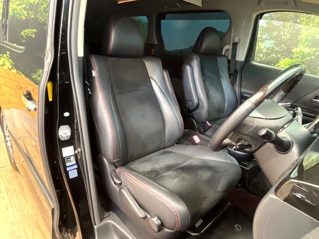 TOYOTA VELLFIRE 2013