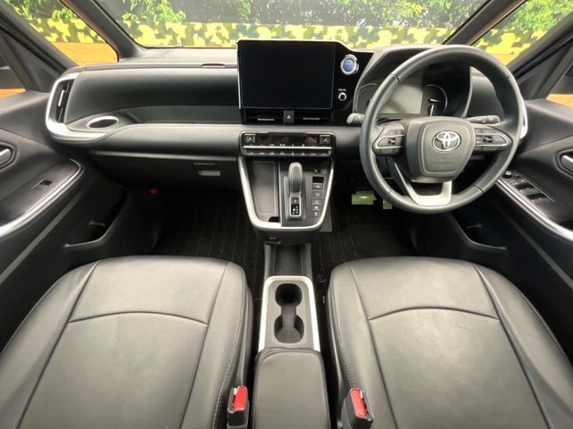 TOYOTA VOXY HYBRID 2023