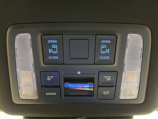 TOYOTA VOXY HYBRID 2023