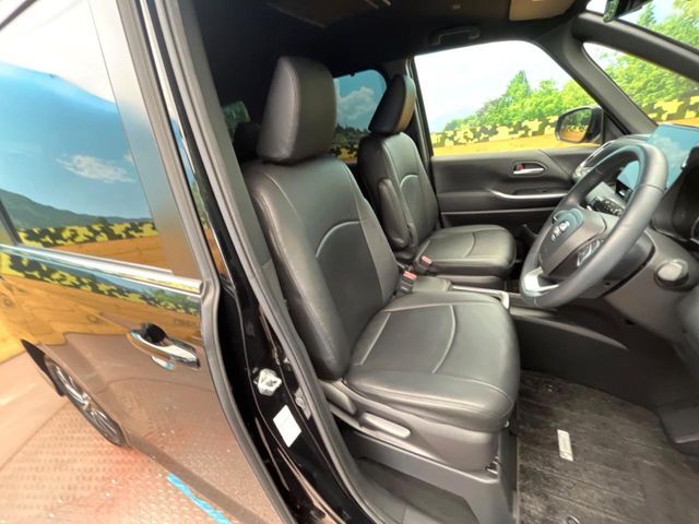 TOYOTA VOXY HYBRID 2023