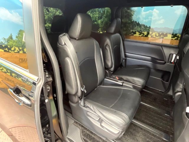 TOYOTA VOXY HYBRID 2023