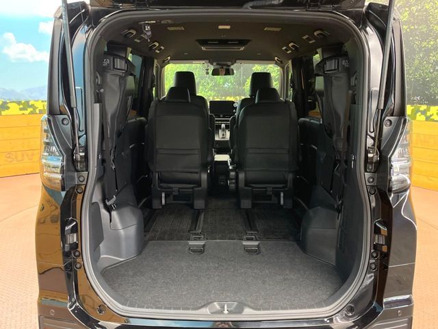 TOYOTA VOXY HYBRID 2023