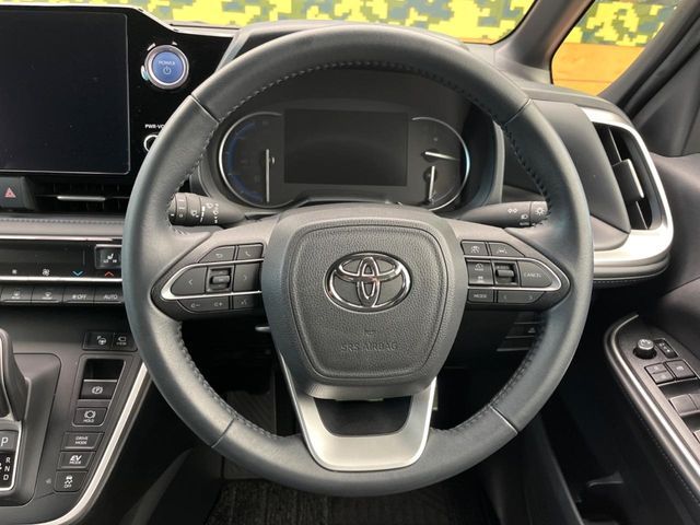 TOYOTA VOXY HYBRID 2023