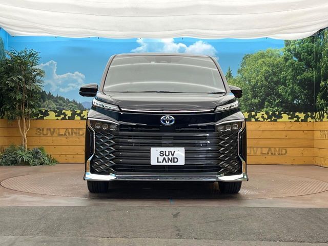 TOYOTA VOXY HYBRID 2023
