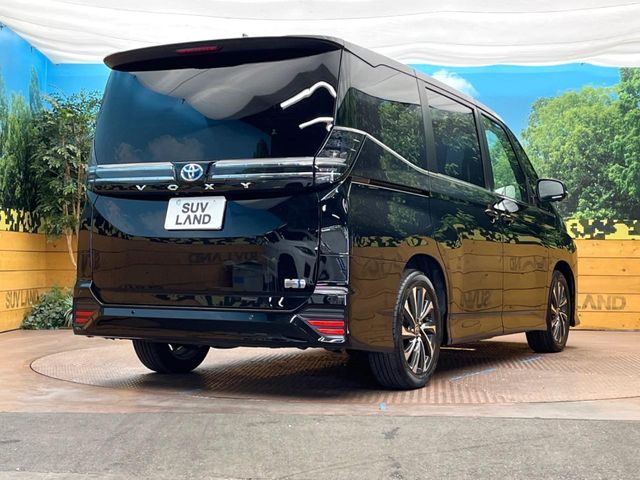 TOYOTA VOXY HYBRID 2023