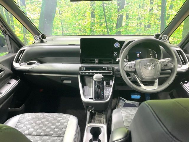 TOYOTA VOXY HYBRID 2023