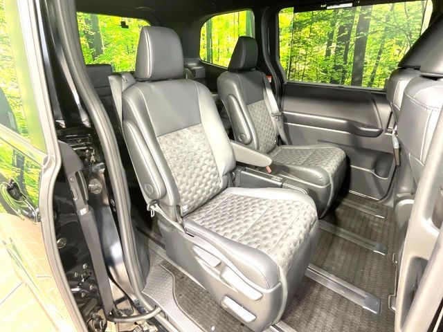 TOYOTA VOXY HYBRID 2023