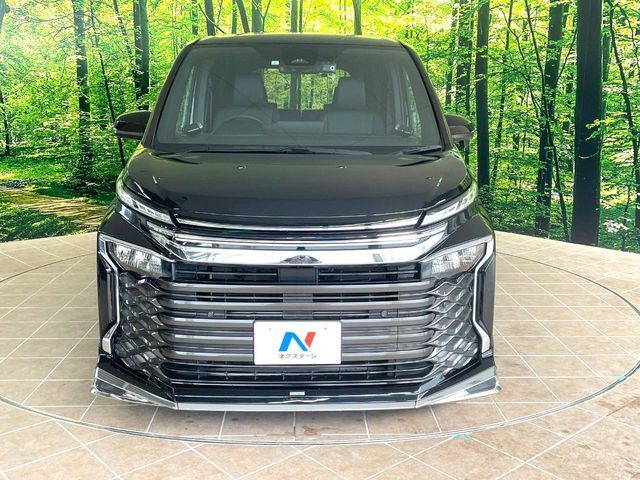 TOYOTA VOXY HYBRID 2023