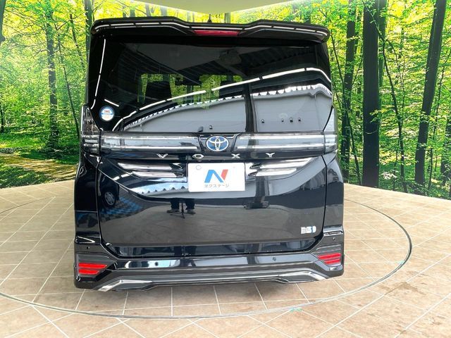 TOYOTA VOXY HYBRID 2023