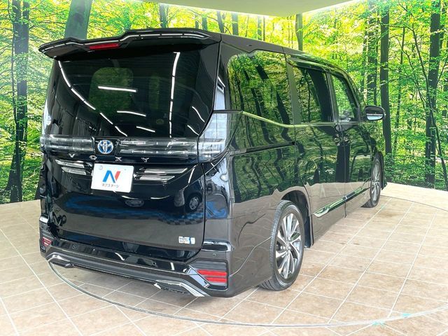 TOYOTA VOXY HYBRID 2023