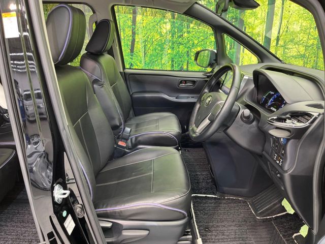 TOYOTA VOXY HYBRID 2017