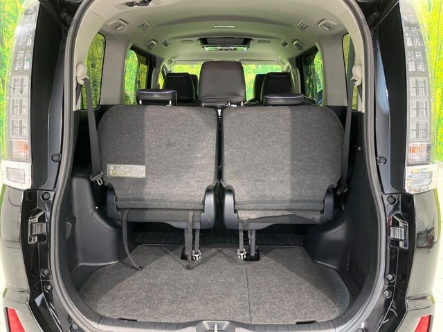 TOYOTA VOXY HYBRID 2017