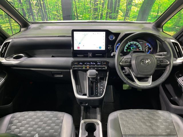 TOYOTA VOXY HYBRID 4WD 2022
