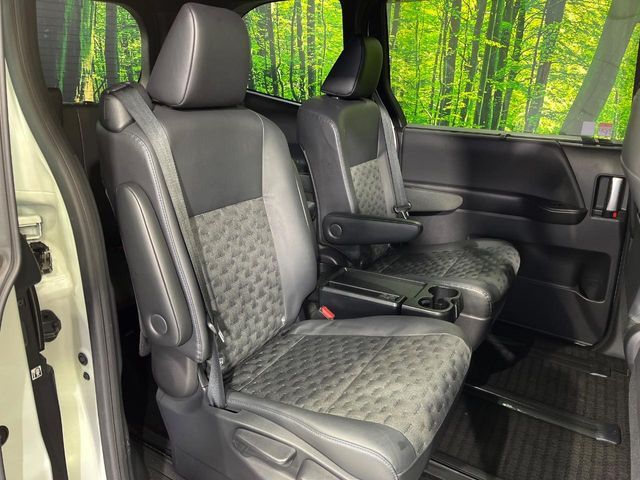 TOYOTA VOXY HYBRID 4WD 2022