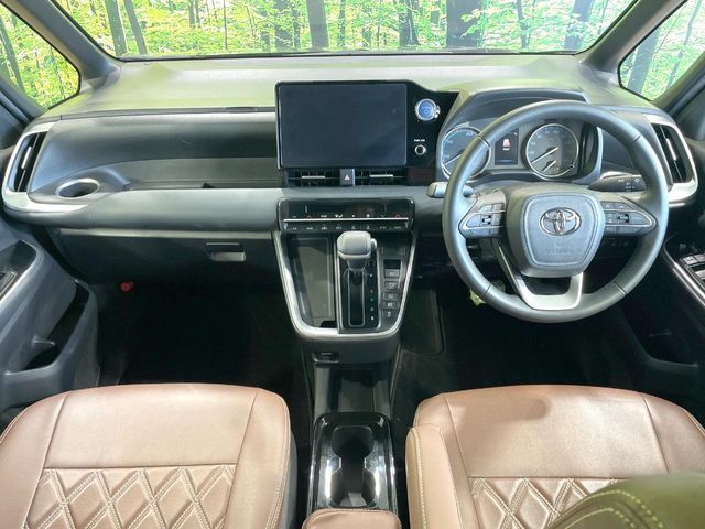 TOYOTA VOXY HYBRID 2023