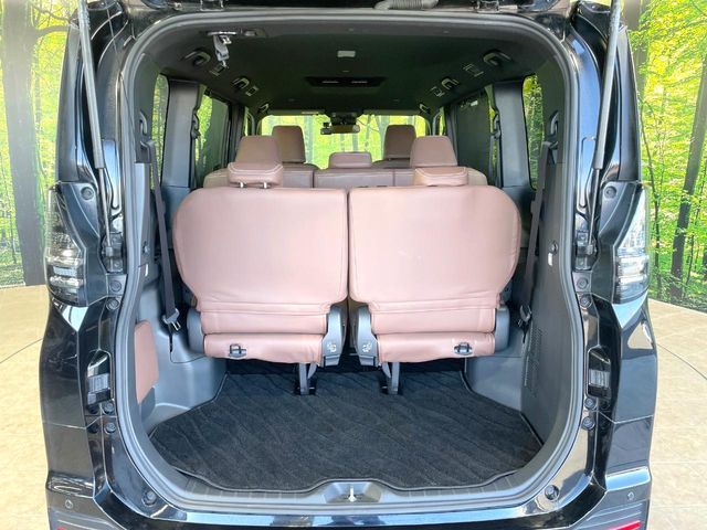 TOYOTA VOXY HYBRID 2023