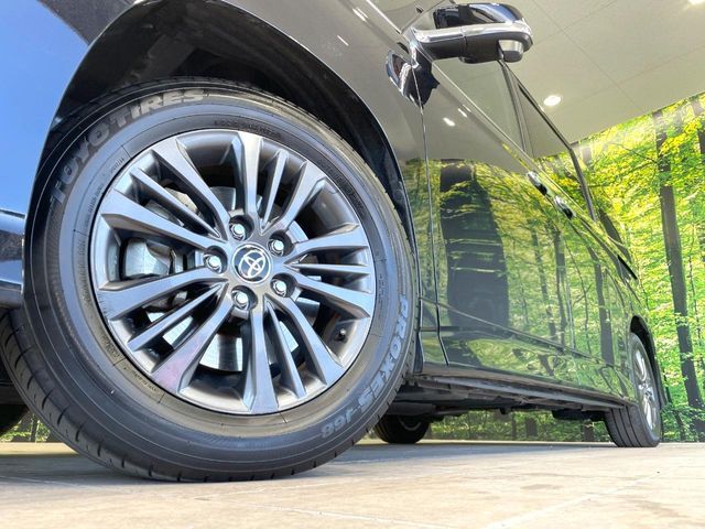 TOYOTA VOXY HYBRID 2023