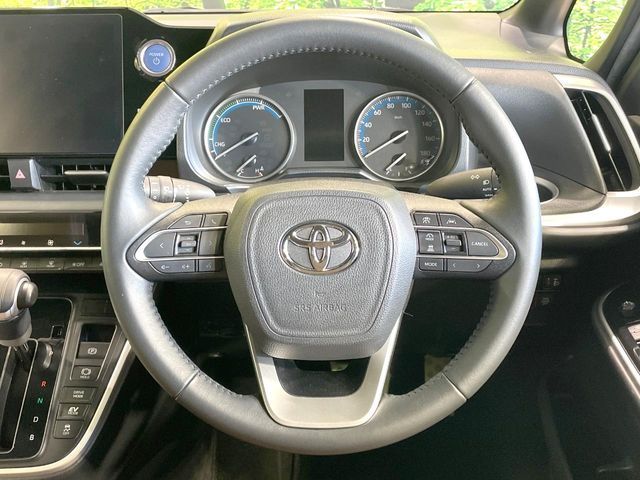 TOYOTA VOXY HYBRID 2023
