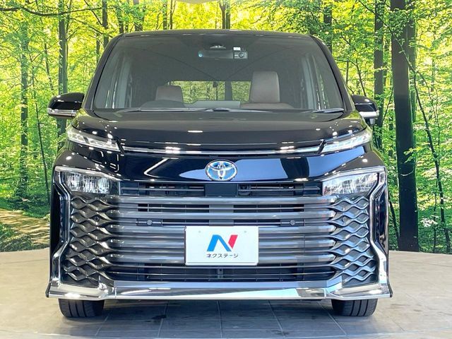 TOYOTA VOXY HYBRID 2023