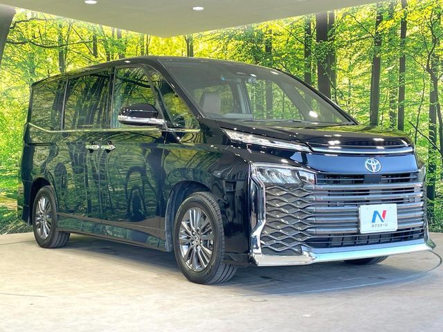 TOYOTA VOXY HYBRID 2023