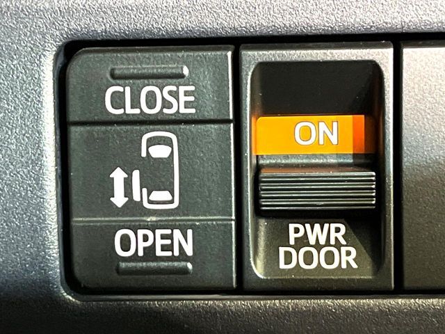 TOYOTA VOXY HYBRID 2014