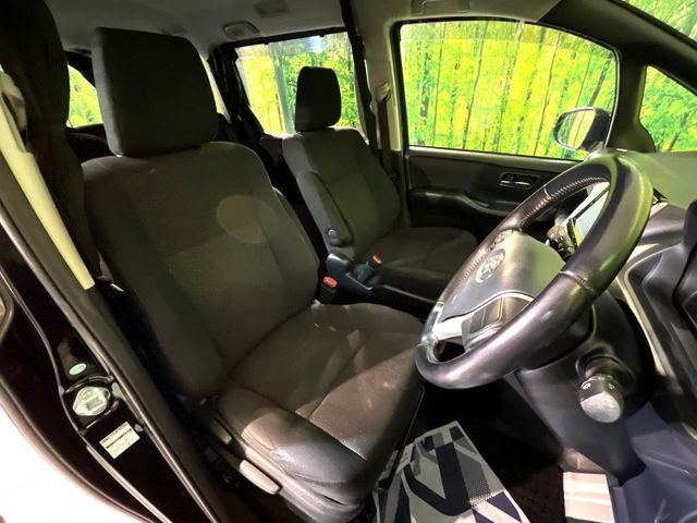 TOYOTA VOXY HYBRID 2014