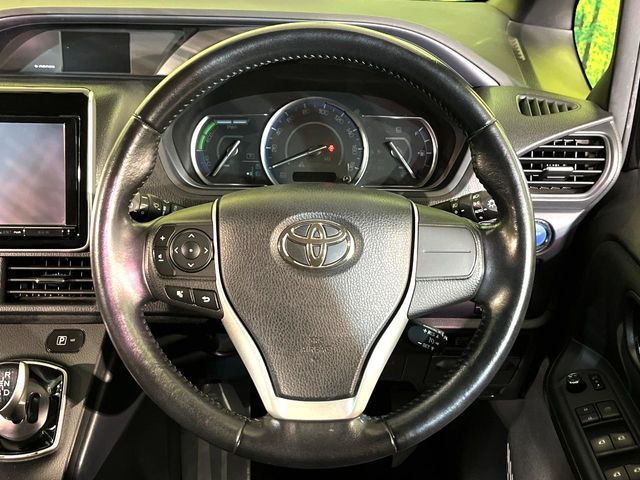 TOYOTA VOXY HYBRID 2014