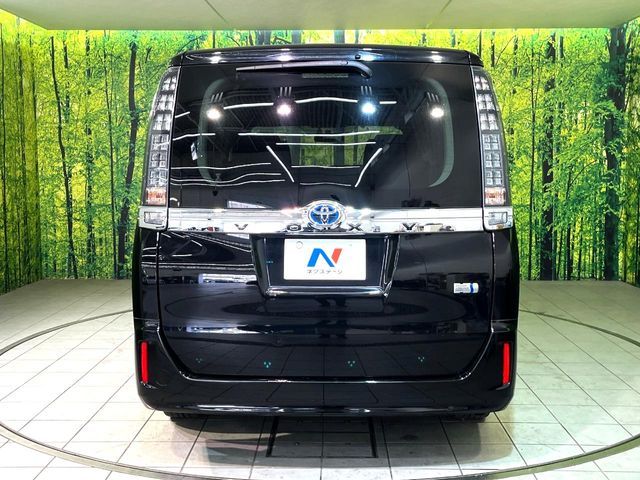 TOYOTA VOXY HYBRID 2014