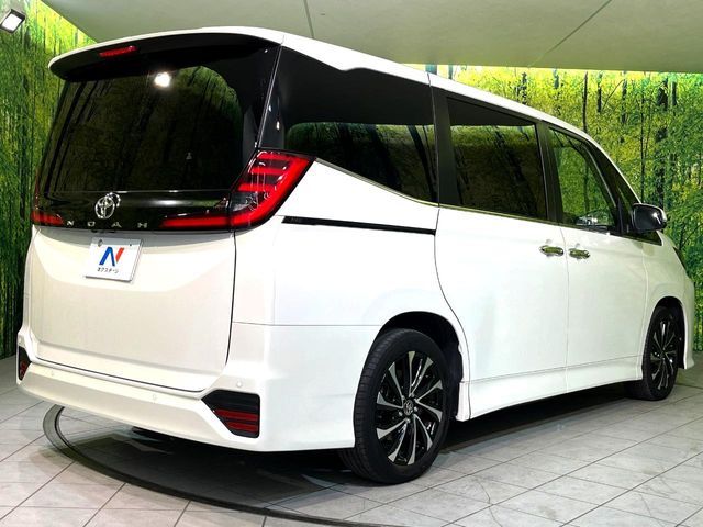 TOYOTA NOAH 2022
