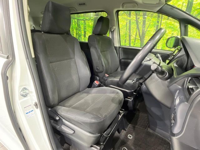 TOYOTA VOXY 4WD 2015