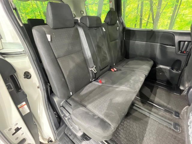 TOYOTA VOXY 4WD 2015