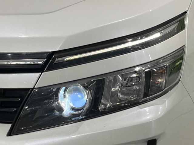 TOYOTA VOXY 4WD 2015