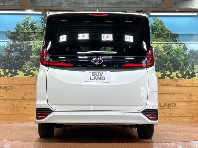 TOYOTA NOAH 2023
