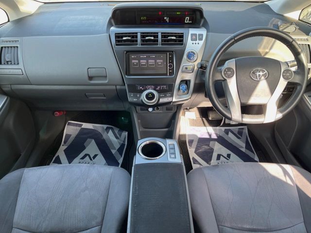 TOYOTA PRIUS Alpha 2013