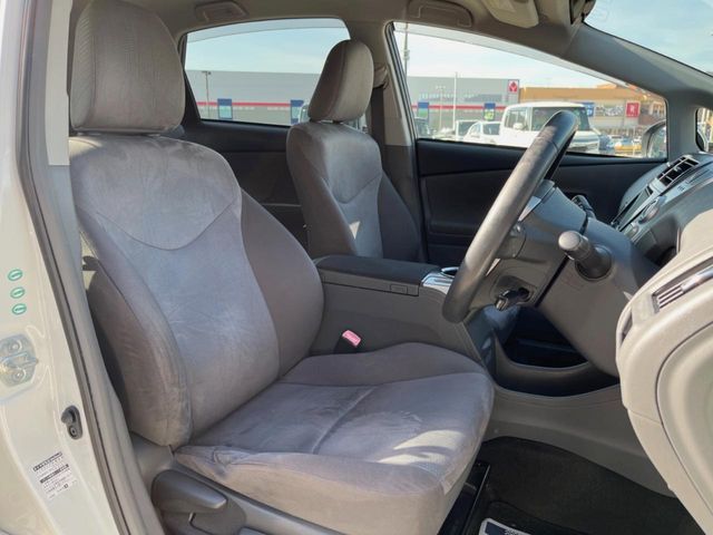 TOYOTA PRIUS Alpha 2013