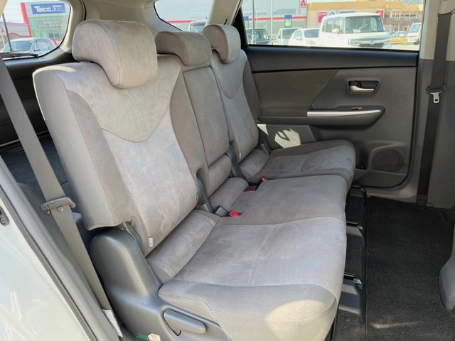 TOYOTA PRIUS Alpha 2013