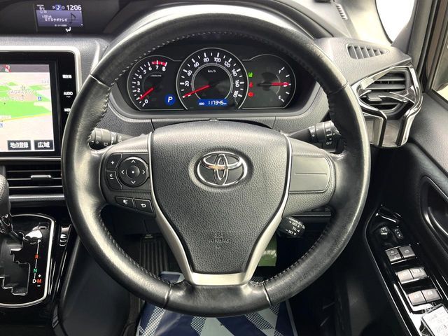 TOYOTA VOXY 2017