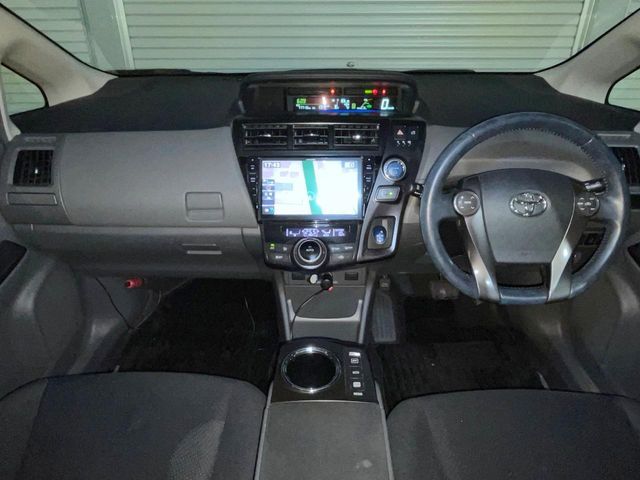 TOYOTA PRIUS Alpha 2013