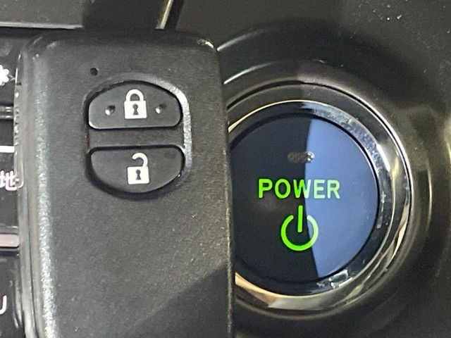 TOYOTA PRIUS Alpha 2013