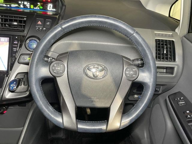 TOYOTA PRIUS Alpha 2013