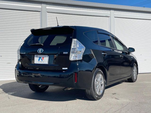 TOYOTA PRIUS Alpha 2013