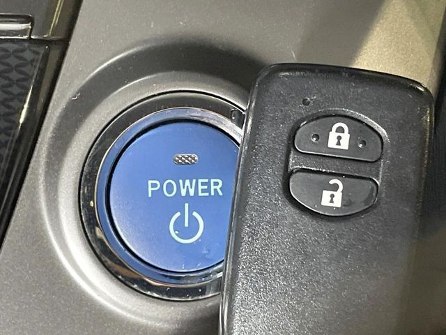 TOYOTA PRIUS Alpha 2016